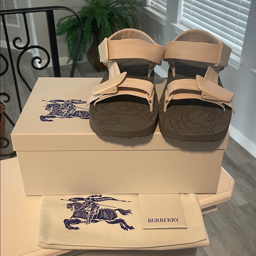 Burberry Equestrian Knight Cream Trek Sandals - Picture 4 of 8
